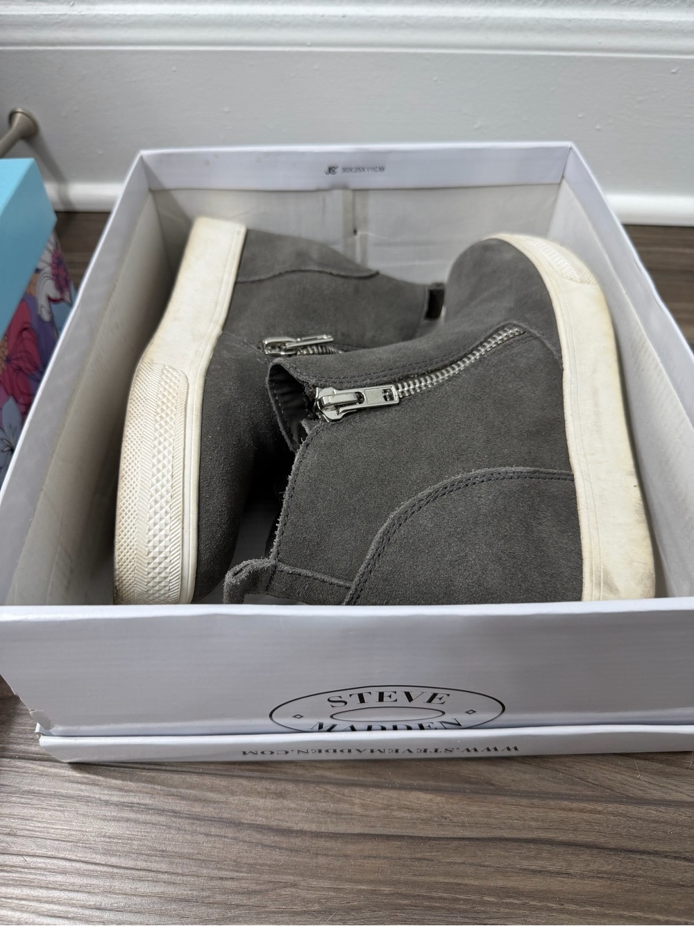 Steve Madden Men’s Gray Suede Zip-Closure Sneakers